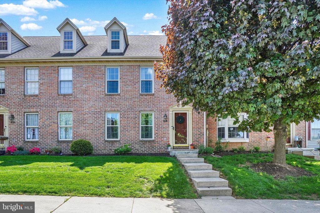136 CROWN POINTE DR, York, PA 17402
