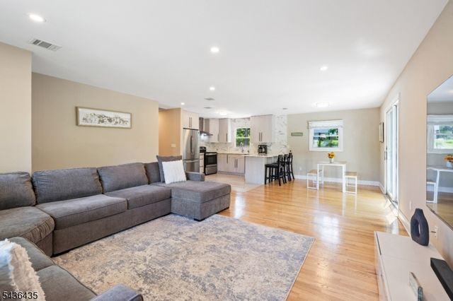 101 Pocono Trl, Hopatcong Boro, NJ 07843