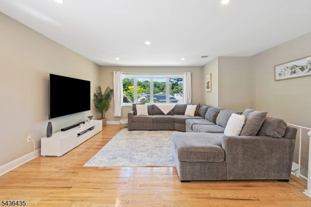101 Pocono Trl, Hopatcong Boro, NJ 07843