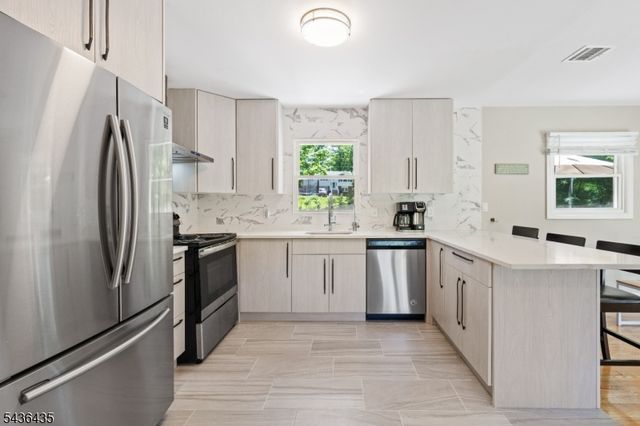 101 Pocono Trl, Hopatcong Boro, NJ 07843