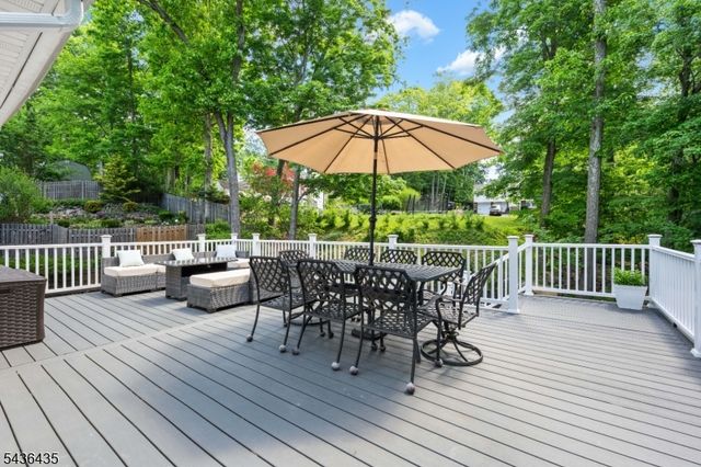 101 Pocono Trl, Hopatcong Boro, NJ 07843