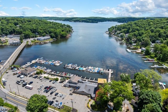 101 Pocono Trl, Hopatcong Boro, NJ 07843