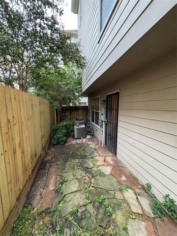 2614 Enclave At Shady Acres Court, Houston, TX 77008