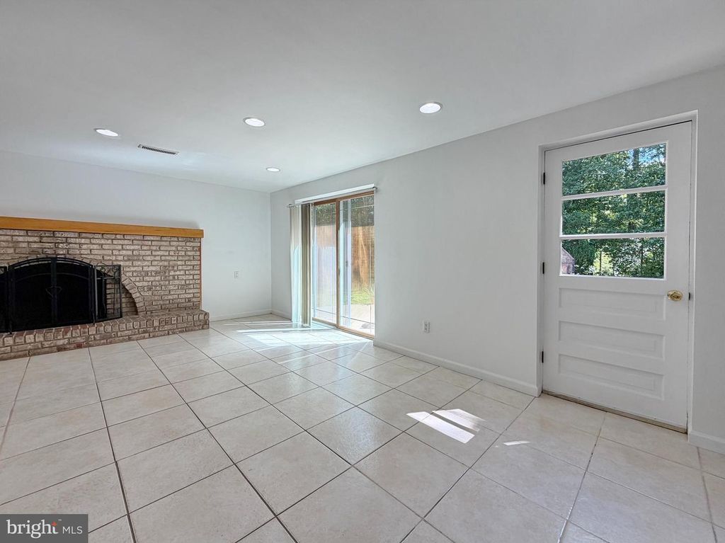 Image 38 of property listing at 5538 HUCKLEBERRY DR, Bryantown, MD 20617