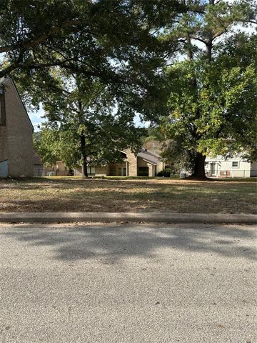 654 Cherry Hills Drive, Huntsville, TX 77340