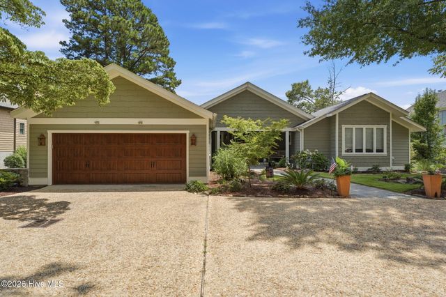 660 Lake Forest Drive SE, Pinehurst, NC 28374