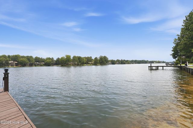 660 Lake Forest Drive SE, Pinehurst, NC 28374