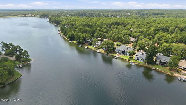 660 Lake Forest Drive SE, Pinehurst, NC 28374