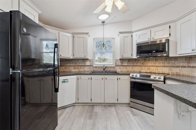 1612 E SCHWARTZ BOULEVARD, Lady Lake, FL 32159