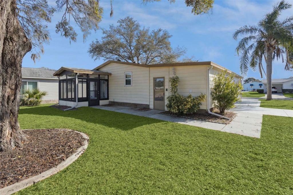 Image 19 of property listing at 1612 E SCHWARTZ BOULEVARD, Lady Lake, FL 32159