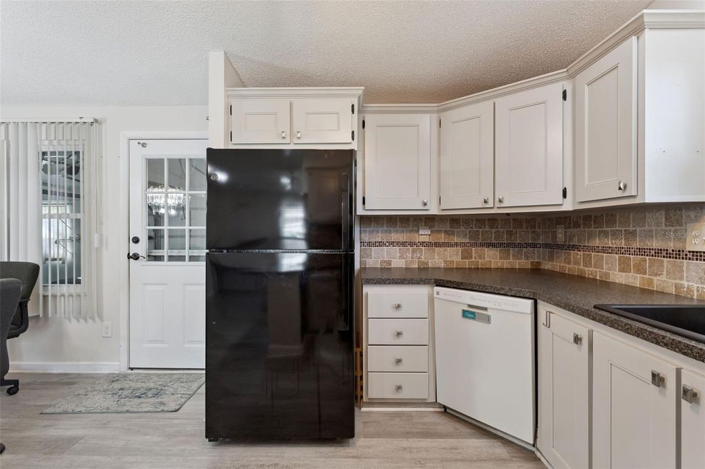Image 7 of property listing at 1612 E SCHWARTZ BOULEVARD, Lady Lake, FL 32159