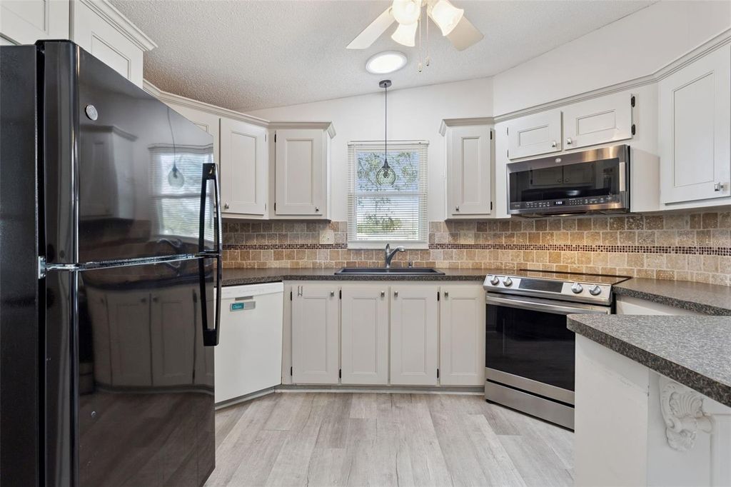 Image 8 of property listing at 1612 E SCHWARTZ BOULEVARD, Lady Lake, FL 32159