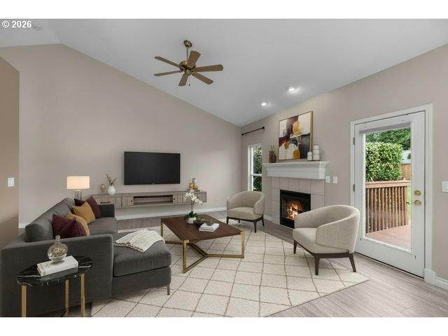 703 E STONECREEK Dr, La Center, WA 98629