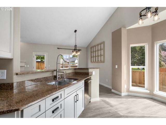 703 E STONECREEK Dr, La Center, WA 98629