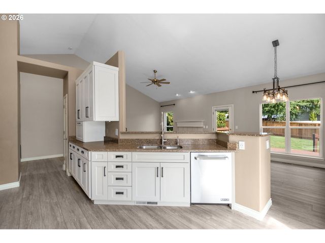 703 E STONECREEK Dr, La Center, WA 98629