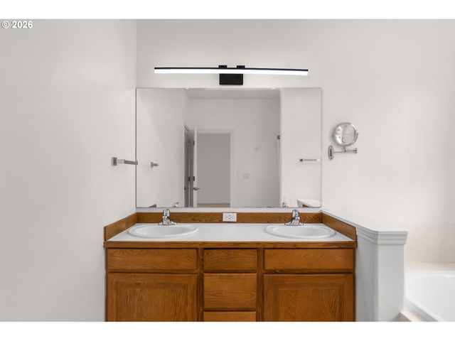 703 E STONECREEK Dr, La Center, WA 98629