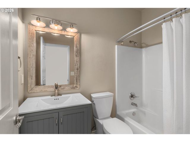 703 E STONECREEK Dr, La Center, WA 98629