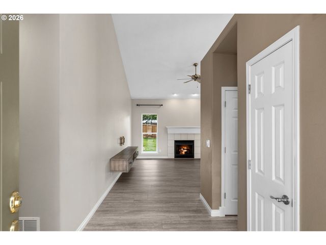 703 E STONECREEK Dr, La Center, WA 98629