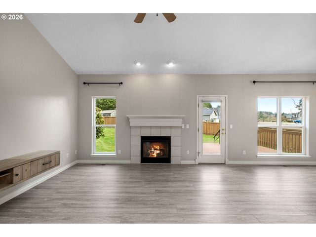 703 E STONECREEK Dr, La Center, WA 98629