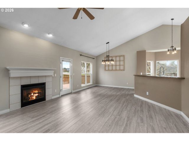 703 E STONECREEK Dr, La Center, WA 98629