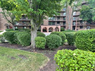 35 S Baybrook Drive 201, Palatine, IL 60074