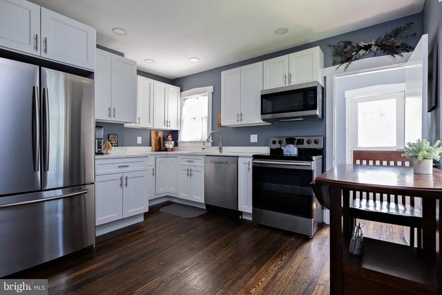 12 MOORE AVE, Barrington, NJ 08007