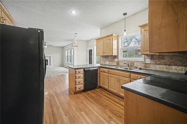 13924 W 71st Place, Shawnee, KS 66216