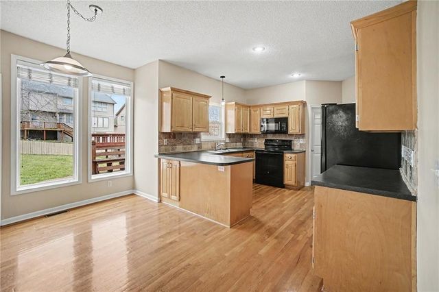 13924 W 71st Place, Shawnee, KS 66216