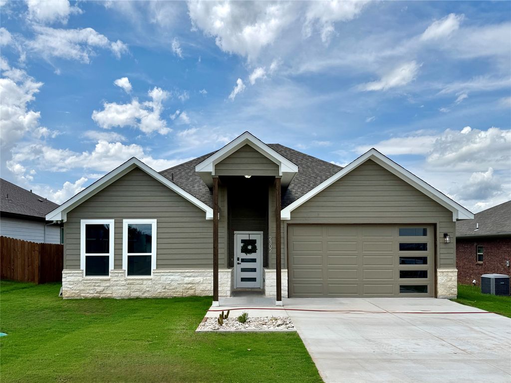 2302 Forest Hill Lane, Granbury, TX 76048