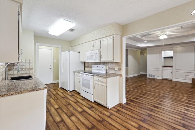 2813 Cripple Creek Trail, Grapevine, TX 76051