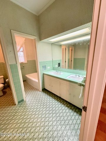 320 Duperier Avenue, New Iberia, LA 70563