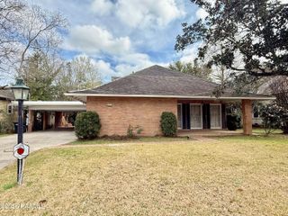320 Duperier Avenue, New Iberia, LA 70563