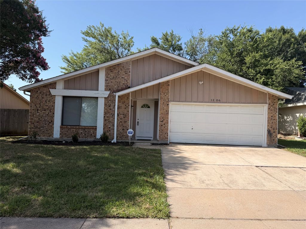 1206 Brook Hill Lane, Arlington, TX 76014