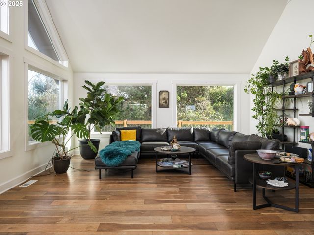 33340 SUNSET BEACH Ln, Warrenton, OR 97146