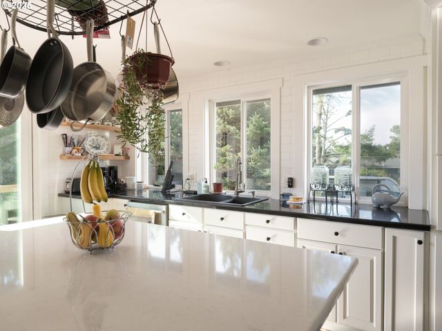 33340 SUNSET BEACH Ln, Warrenton, OR 97146