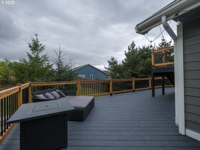 33340 SUNSET BEACH Ln, Warrenton, OR 97146