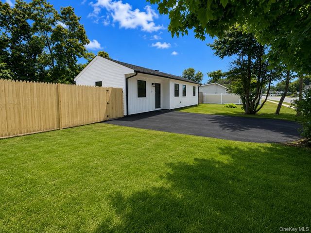 24 E Cherry Street, Central Islip, NY 11722