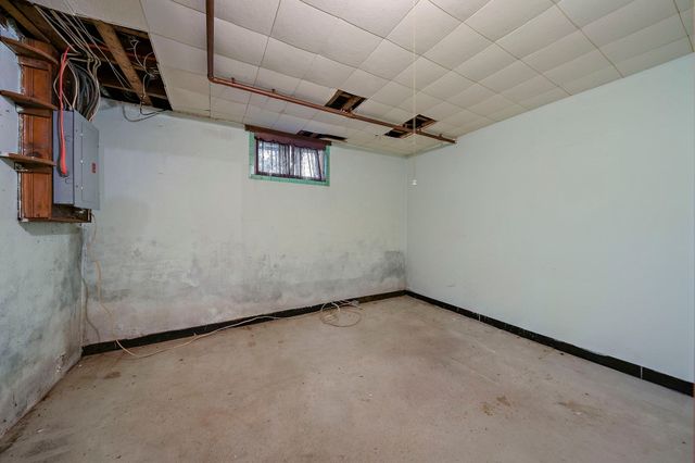 50 Lyons St, Quincy, MA 02169