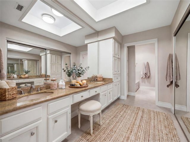 250 Sugarberry Circle 250, Houston, TX 77024