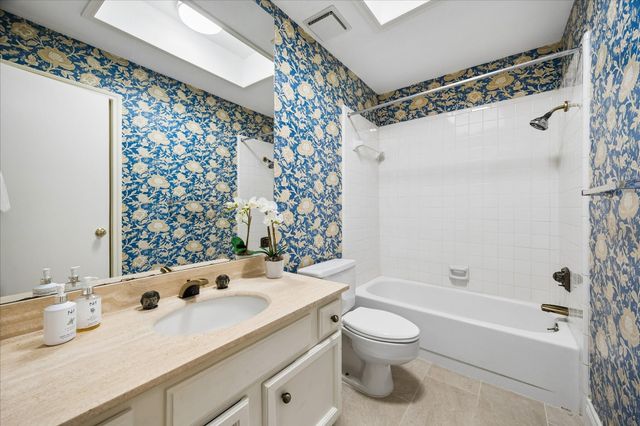 250 Sugarberry Circle 250, Houston, TX 77024