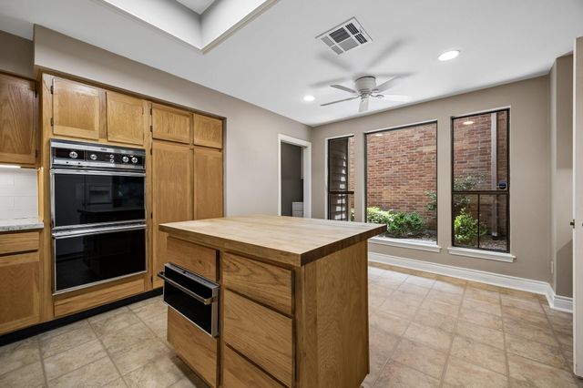 250 Sugarberry Circle 250, Houston, TX 77024