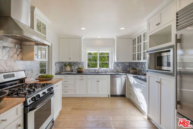 516 Hanley Place, Los Angeles, CA 90049