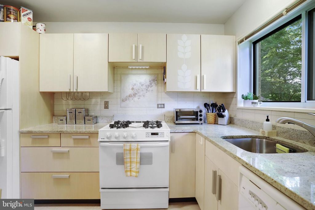 Image 12 of property listing at 10607 MONTROSE AVE #M-3, Bethesda, MD 20814