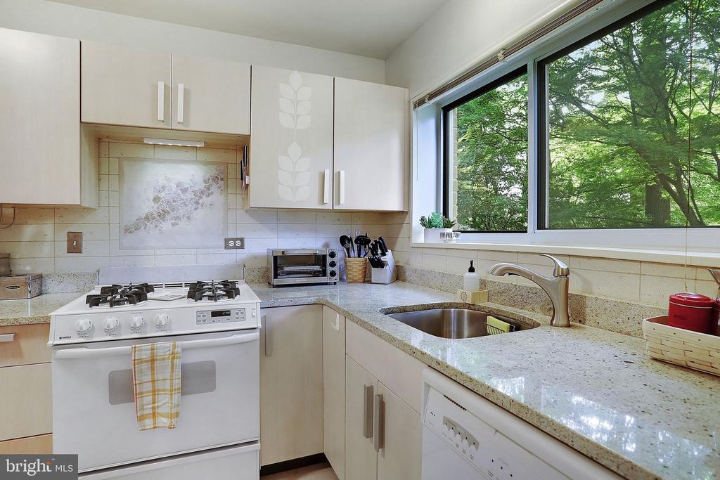 Image 13 of property listing at 10607 MONTROSE AVE #M-3, Bethesda, MD 20814