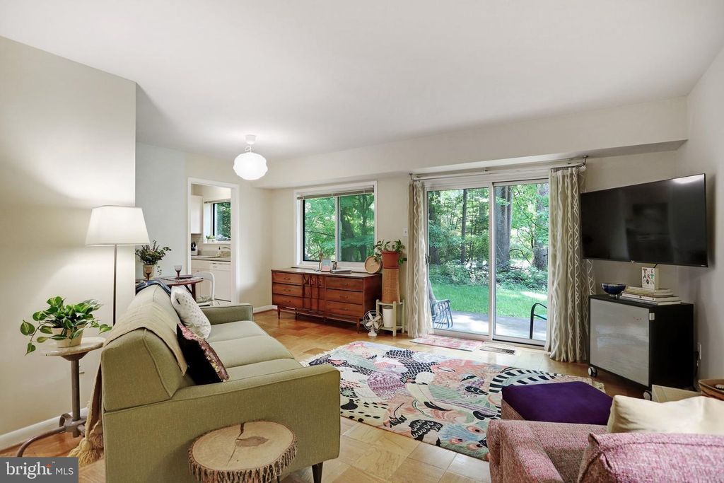 Image 16 of property listing at 10607 MONTROSE AVE #M-3, Bethesda, MD 20814