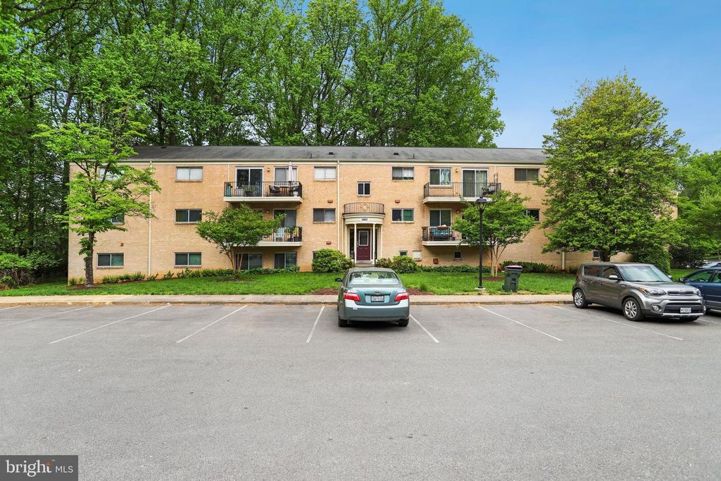 Image 2 of property listing at 10607 MONTROSE AVE #M-3, Bethesda, MD 20814