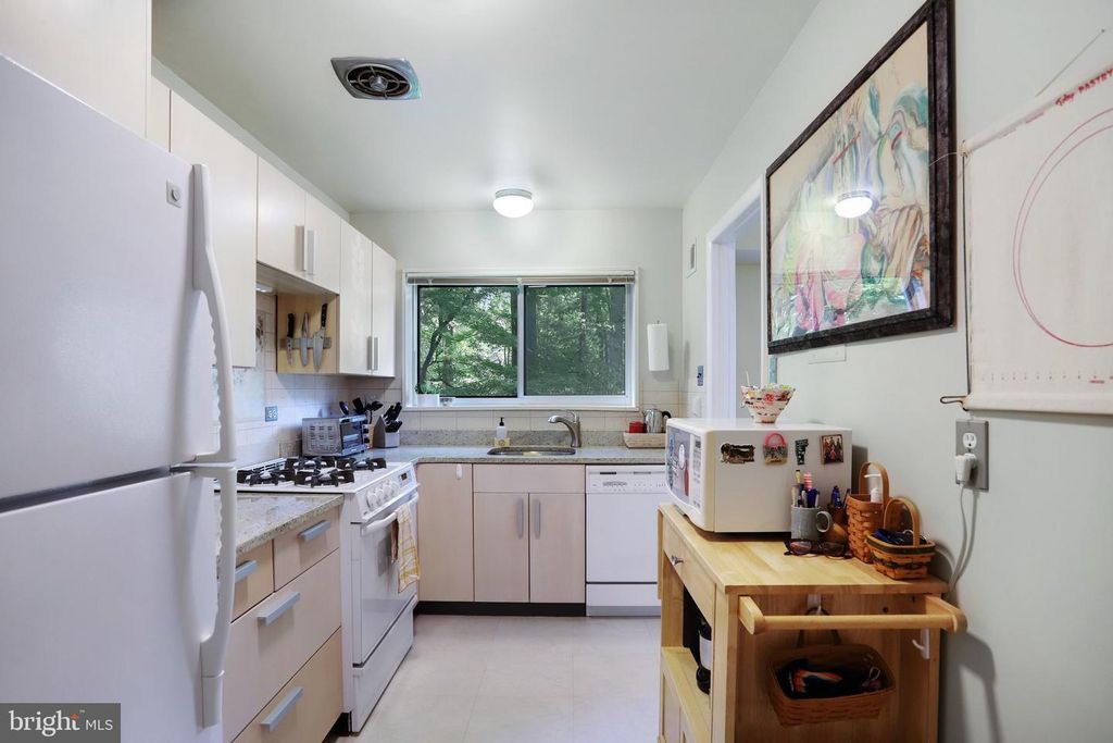Image 8 of property listing at 10607 MONTROSE AVE #M-3, Bethesda, MD 20814