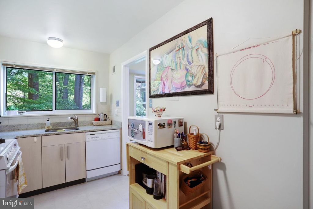 Image 9 of property listing at 10607 MONTROSE AVE #M-3, Bethesda, MD 20814