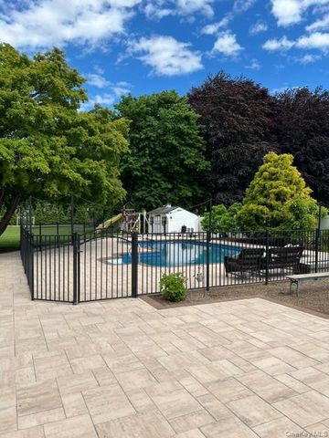 25 Sunny Road, Saint James, NY 11780