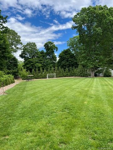 25 Sunny Road, Saint James, NY 11780